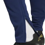 Pantalón de entrenamiento Adidas Squadra 25 azul marino con las tres tiras blancas a los costados. Confeccionado en tejido AEROREADY que absorbe el sudor.