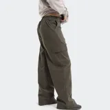 Pantalón cargo de corte holgado en color verde militar, con bolsillos laterales tipo cargo y costuras verticales decorativas en el frente.