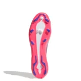 Championes de fútbol Adidas F50 League FG, color blanco con detalles en rosado y azul oscuro, con cordones y suela con tapones para césped natural firme.