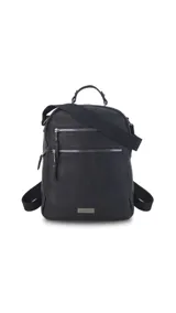 Mochila de cuero sintético con textura granulada, color verde oliva. Cuenta con dos bolsillos frontales con cierre metálico, asa superior rígida y correas ajustables de cinta textil. Incluye placa metálica decorativa en la parte inferior.