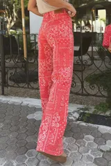 Jean de corte oxford con estampado estilo bandana en tonos naranja y blanco. Presenta tiro medio y una estructura firme.