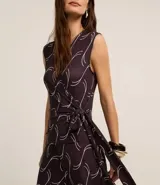 Mono sin mangas de microfibra color marrón con estampado geométrico en blanco, escote en V y lazo fruncido en el lateral.