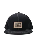 Gorra tipo snapback color negro con costuras en contraste color blanco y parche rectangular con logo de la marca en el frente.