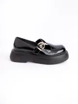 Zapatos tipo mocasines negros charol con hebilla dorada y plataforma de 6cm.