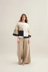 Blusa de diseño patchwork en tonos beige, blanco y tostado, confeccionada con recortes de lino y algodón, cuello redondo, mangas cortas y calce relajado.