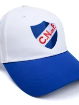 Gorro con visera blanca y azul, con el escudo del Club Nacional de Football bordado en el frente.