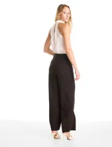 Pantalón sastrero de tiro alto y pierna ancha, con cierre frontal y gancho interno. Presenta bolsillos laterales de ojal y un diseño minimalista con caída fluida.