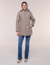 Campera larga de color azul marino con diseño capitoneado geométrico, capucha desmontable y cierre frontal completo. Cuenta con bolsillos laterales con cierre y ajuste en la cintura.
