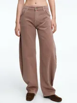 Pantalón de corte recto y tiro medio, confeccionado en denim de color marrón. Presenta un diseño de silueta amplia y relajada con bolsillos laterales y traseros.
