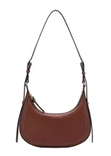 Cartera bandolera de efecto piel color marrón, con diseño semicircular, cierre de cremallera y asa de hebilla ajustable.