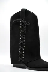 Bota 2 en 1 de cuero negro, con caña desmontable que presenta un diseño acordonado lateral. Posee taco bajo y punta redondeada.