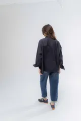 Camisa oversize celeste de algodón, con cuello camisero clásico y cierre frontal de botones.