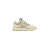 Championes Amiri MA-1 Low-Top, color beige y crema, confeccionados con paneles de cuero y malla, con el logotipo de la marca en el lateral y una suela gruesa texturizada.