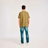 Remera verde militar de algodón con logo de Caterpillar estampado en negro en el pecho.