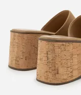 Sandalia color beige con efecto gamuza, plataforma con textura de corcho y tira ancha sobre el empeine.