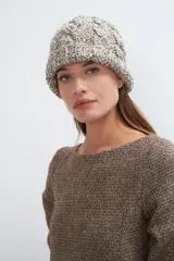 Gorro tejido a mano con diseño de ochos, color beige y blanco, confeccionado en lana fina sin teñir.