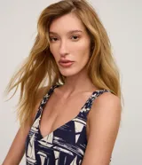 Musculosa de viscolino con estampado de veleros en color azul marino y blanco. Presenta un diseño de corte recto y suelto, escote en V y breteles anchos con detalles torcidos.