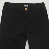 Pantalón chino negro de corte slim, con bolsillos laterales y traseros. Cierre frontal con botón y cremallera.