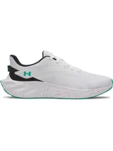 Championes de running Under Armour Ascend color blanco, con detalles en negro, verde y salpicaduras rosadas en la entresuela. Confeccionados con parte superior de malla transpirable y suela de goma.