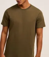 Remera básica de hombre con cuello redondo y mangas cortas, confeccionada en algodón. Presenta un corte regular que se ajusta de forma anatómica al cuerpo.