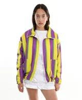 Campera con cierre frontal, cuello clásico y bolsillos laterales. Diseño con rayas verticales en colores amarillo, violeta y verde.