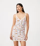 Vestido corto de punto con técnica de ganchillo, diseño de cuadros multicolores en tonos pastel y marrón, tirantes finos y escote en V.