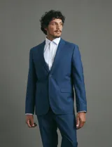 Camisa de vestir de manga larga con cuello clásico y cierre frontal de botones. Presenta un estampado de micro puntos en tonos blanco y azul.