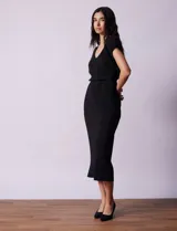 Vestido midi plisado color azul marino, con escote en V y lazo de ajuste en la cintura.