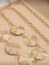 Cadena dorada para el cuerpo con dijes de sol.