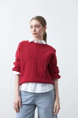 Sweater negro de tejido tramado con relieve, de calce cómodo y cuello redondo.