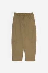 Pantalón tobillero de corte barrel color verde militar, confeccionado en algodón, con tiro bajo, cintura elástica y bolsillos con pespuntes decorativos.