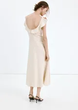 Vestido midi de mezcla de lino y viscosa en color beige, con diseño evasé, cuello en V con volantes decorativos, tirantes anchos y cierre de cremallera lateral.