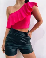 Short de cuero sintético color negro y blanco, de tiro alto y corte recto.