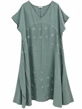 Vestido midi verde militar con escote en V, mangas cortas y detalle de bordados florales sutiles en la parte frontal. Cuenta con paneles y costuras visibles que aportan movimiento a la prenda.