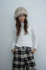 Polera de manga larga en color negro, con cuello alto y costuras decorativas visibles en el frente que realzan la silueta.