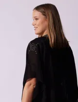Kimono negro de gasa con apliques de brillos, marca Jessica Mc Clintock.