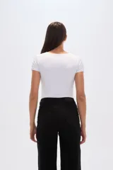 Body de manga corta confeccionado en poliamida, con diseño ajustado al cuerpo, cuello redondo a la base y cierre inferior con broches.