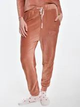 Pantalón de dormir tipo jogging confeccionado en plush acanalado de tacto suave. Presenta cintura elastizada con cordón ajustable, bolsillos laterales y puños elastizados en los tobillos.