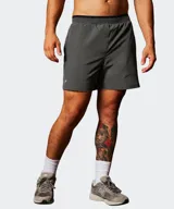 Short de entrenamiento Fabletics modelo The Fundamental, color gris, de corte clásico y tejido ligero de alto rendimiento con cintura elástica.