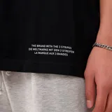 Camiseta negra de algodón con cuello redondo y logo Adidas Originals Varsity en rojo. Corte regular.