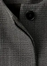 Blazer cropped gris de cuello redondo y manga larga, con patrón de cuadros, bolsillos de ribete delanteros y cierre de botones.