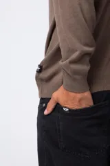 Sweater de cuello tortuga en tejido de punto fino, de manga larga y corte clásico.