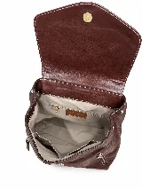 Mochila de cuero vacuno marrón con acabado pulido, solapa en forma de V y costuras decorativas. Cuenta con cremalleras laterales y asas ajustables.