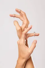 Anillo de plata 925 con dublé de oro y circonias blancas.