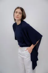 Ruana azul de tejido de punto con textura, confeccionada en 100% baby alpaca.