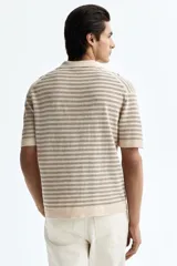 Polo en punto suave de mezcla de lino H&M, color beige con finas rayas horizontales marrones. Presenta cuello polo en pico de canalé y mangas cortas.