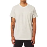 Remera de manga corta color beige con rayas horizontales finas en gris y bolsillo en el pecho.