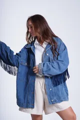 Campera de jean celeste con bordado de flores, tachas y flecos azules.