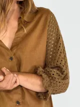 Camisa beige de lino, con mangas 3/4 con detalle de calado.