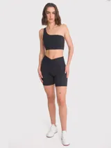 Top deportivo de un solo hombro, color negro, con diseño de tirantes triples elásticos en la espalda y almohadillas removibles.